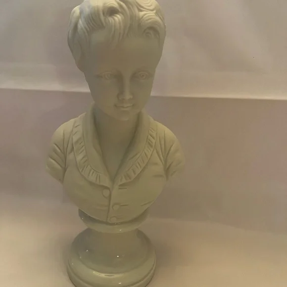 Andrea By Sadek Child Boy Bust Statue / Figurine - Picture 1 of 3